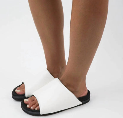 Roam - Women's Leather Slider Sandal